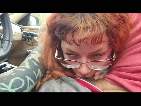 Sexo oral no carro do pai