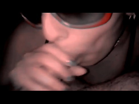 Manu madura chupa la pija como una golosa deseperada,se manda flor de chupada de verga y la goza