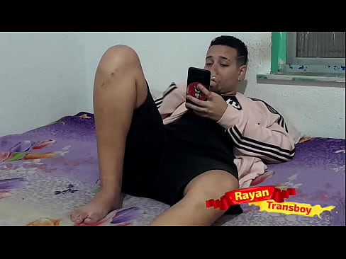Sexo solo de um transboy solit&aacute;rio – homem trans