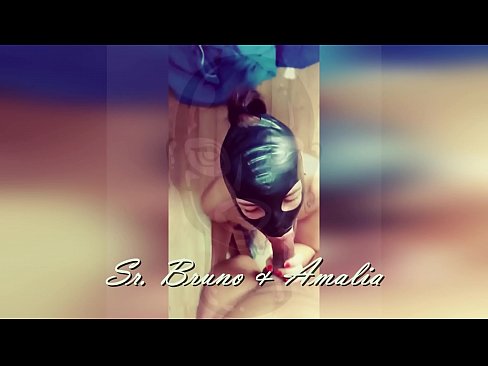 Sumisa Amalia mamando con mascara de latex