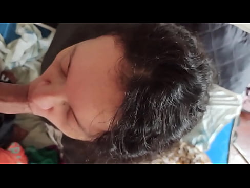 Linda Milf Chupando el Pene hasta que salga toda la Leche