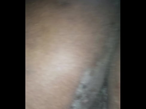 Je d&eacute;fonce le gros cul de la femme de mon voisin pendant qu'il est parti en mission.