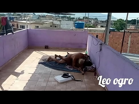 Morena an&atilde; sendo fudida duramente por tr&aacute;s adora galo negro ao ar livre.